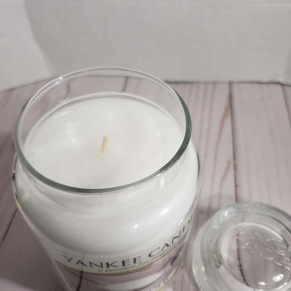 YANKEE CANDLE BABY POWDER LARGE JAR CANDLE - Picture 2 of 2